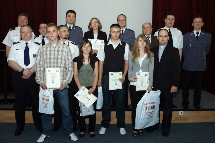 Zdjęcie pamiątkowe laureatów konkursu z policjantami oraz gronem pedagogicznym ZSP nr 1, fot. Tomasz Końko
