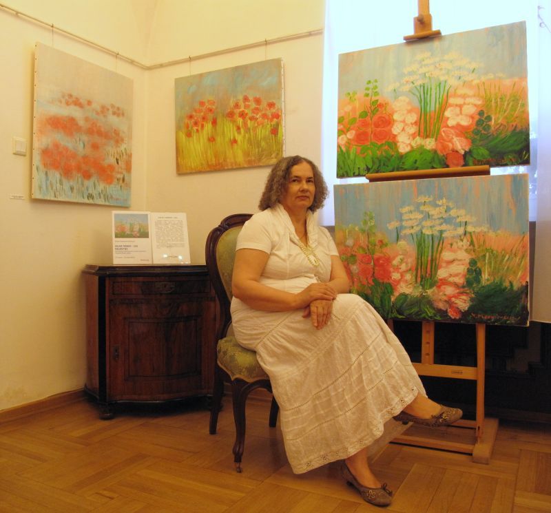 Halina Trebnio-Liss wśród swoich prac, fot. Aneta Abramowicz