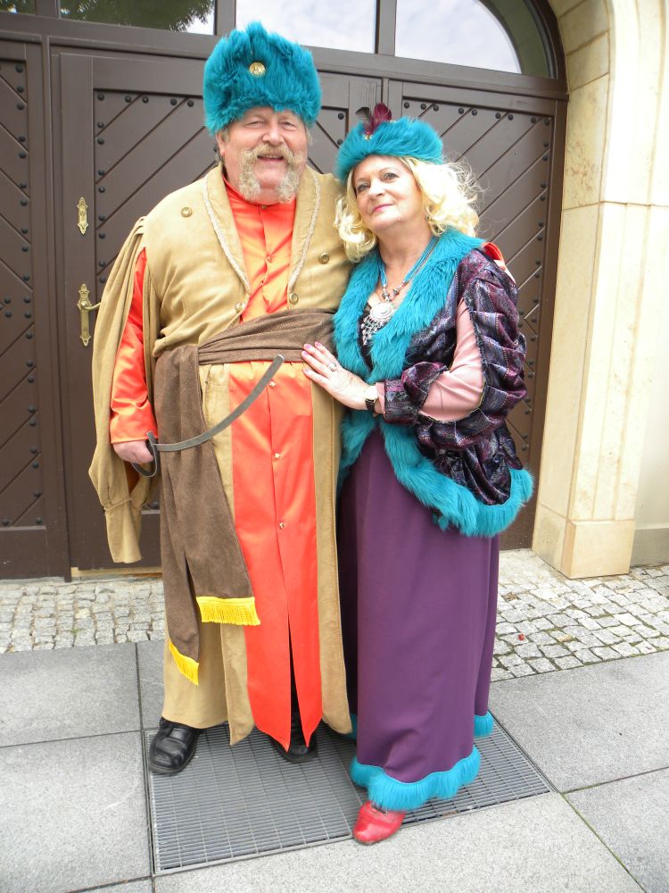 Mistrz Jan Twardowski (Sławomir Ługowski)i jego żona Barbara (Wanda Gajewska) zapraszają do Węgrowa.