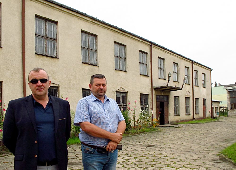 Przed budynkiem warsztatów szkolnych ZS nr 1 w Łukowie (od lewej): Tadeusz Federczyk - dyrektor placówki i Zbigniew Kur - kierownik warsztatów. Fot. PGL