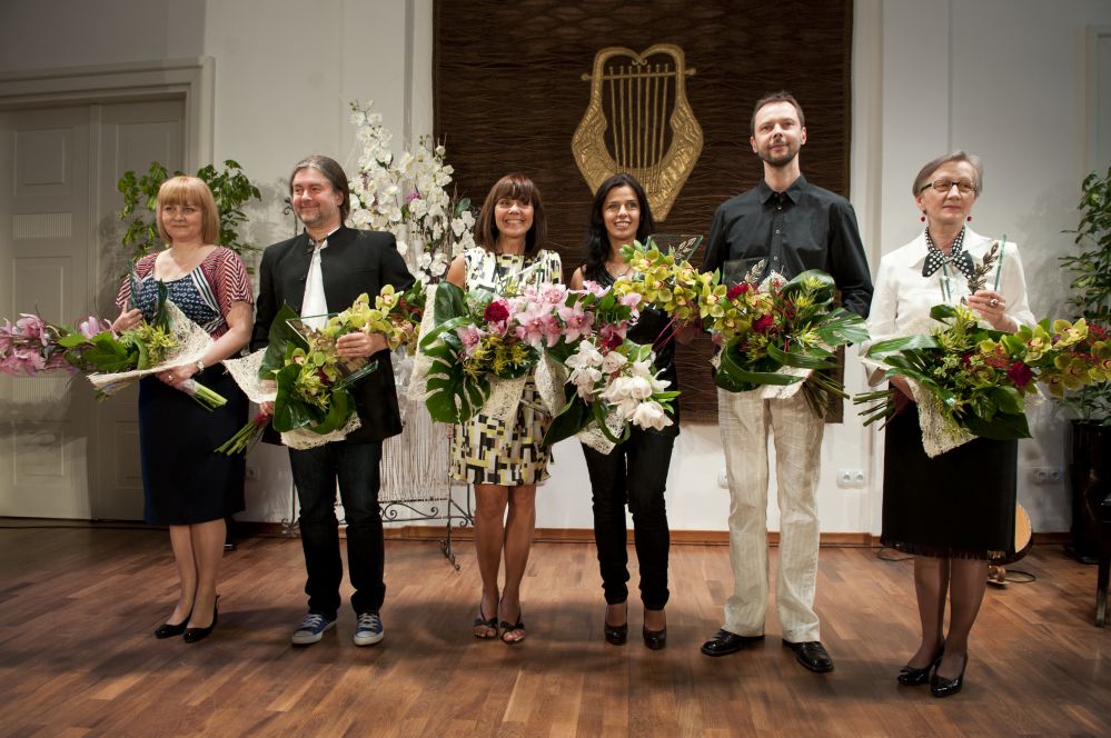 Stoją od lewej: Halina Tunkiewicz, Jerzy Kobyliński, Urszula Chruściel, Iwona Kobylińska, Marek Matwiejczyk i Halina Budziszewska, fot. Agnieszka Król