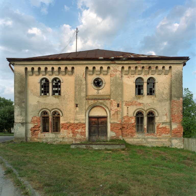Synagoga w Wielkich Oczach z tytułowej strony książki Wojciecha Wilczyka 