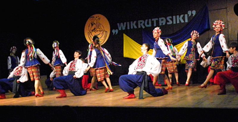 Zespół Pieśni i Tańca „Wikrutasiki” ze Lwowa podczas wykonywania jednego ze swoich narodowych tańców. Fot. PGL