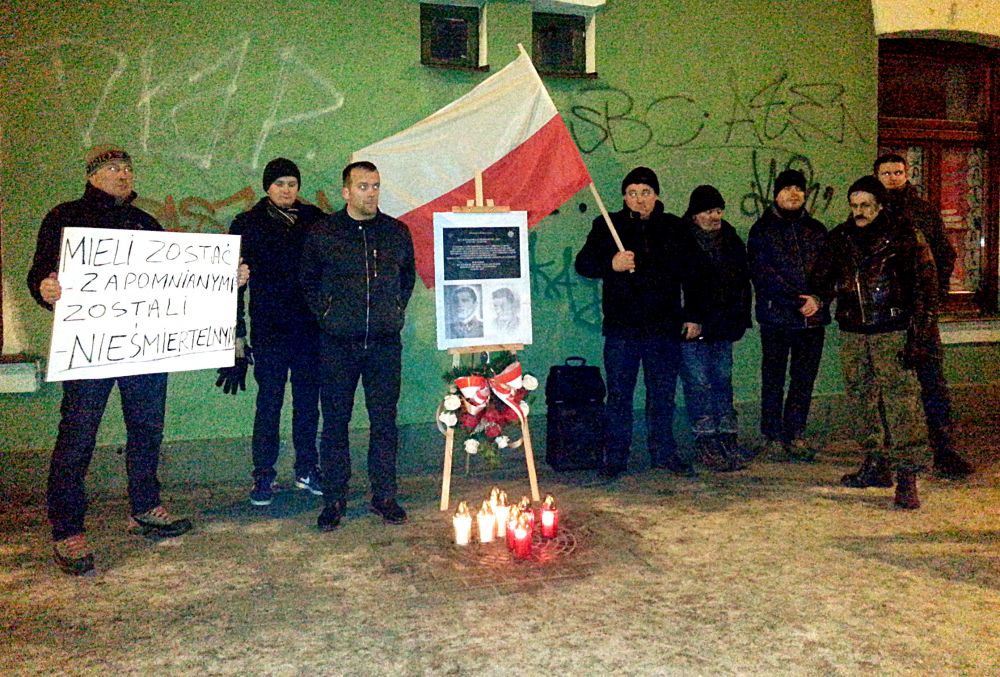 Grupa łukowian, którzy pamiętali o rocznicy zbrojnej akcji WiN na Powiatowy Urząd Bezpieczeństwa Publicznego. Fot. PGL