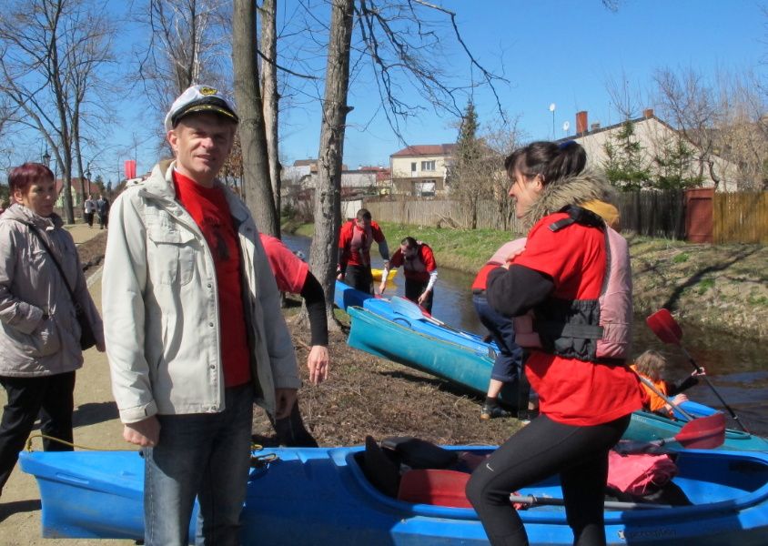 Burmistrz miasta, Dariusz Szustek chętnie bierze udział w promowaniu łukowskiej rzeki, jako miejsca rodzinnej rekreacji. Fot. PGL