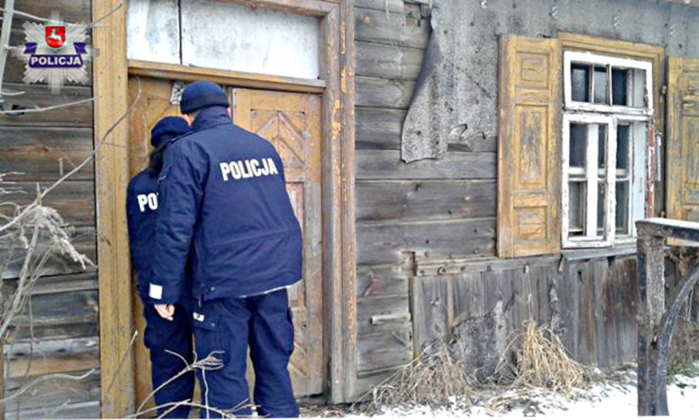 Funkcjonariusze z KPP w Łukowie zaglądają do wszystkich miejsc, gdzie mogą koczować bezdomni, narażeni w mroźne dni na utratę zdrowia albo życia. Fot. Arch. KPP w Łukowie