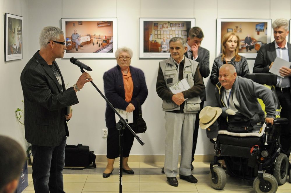 Na wernisażu wystawy Adama Krasuskiego nie zabrakło bohaterów jego zdjęć, fot. Tomasz Końko.