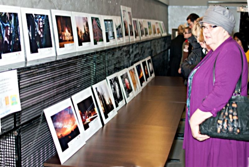 Publiczność na wystawie prac młodzieży, zorganizowanej w Ośrodku Kultury w Mordach. Fot. Arch. MGOK