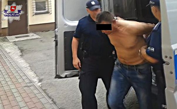 53-letni mężczyzna, który ugodził nożem swoją żonę został dowieziony do policyjnego aresztu. Fot. Arch. KPP w Łukowie