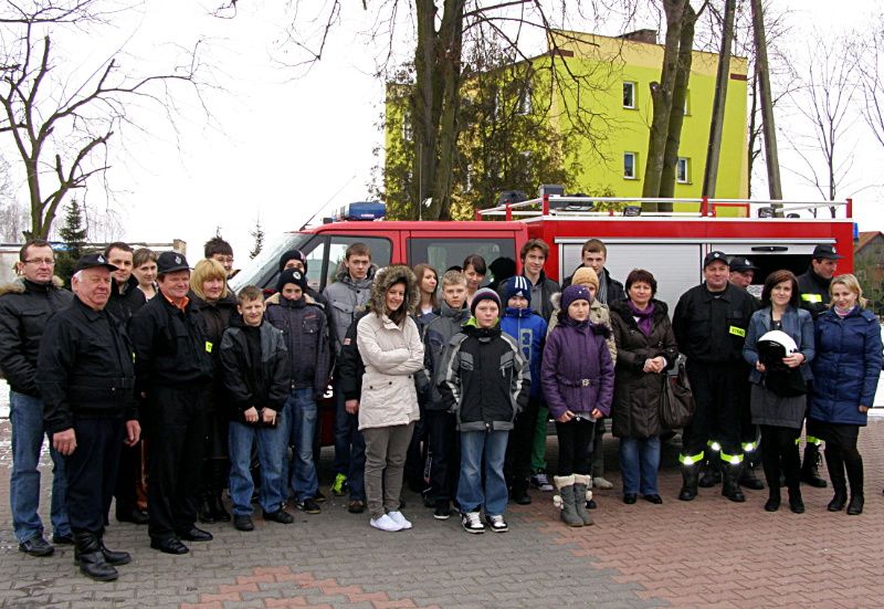 Uczestnicy gminnych eliminacji Turnieju Wiedzy Pożarniczej w Zagoździu wraz ze strażakami z Gozdu. Fot. Arch. ZS w Zagoździu
