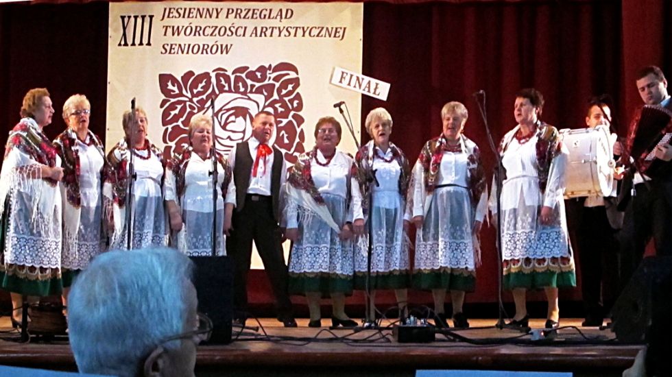 Zespół „Zalesianki” na scenie w Dęblinie w czasie wykonywania finałowego utworu „Polka siedlecka”. Fot. Arch. GOK Łuków