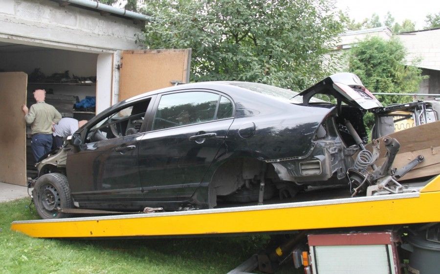 Garwolińscy policjanci zlikwidowali złodziejską, samochodową „dziuplę”. Fot. Arch. KPP w Garwolinie
