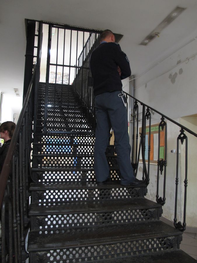 Trafić do Zakłądu Karnego jest bardzo łatwo. Na zdjęciu strażnik na zabytkowych schodach więziennych, które cieszą się dużym zainteresowaniem filmowców, fot. Aneta Abramowicz-Oleszczuk