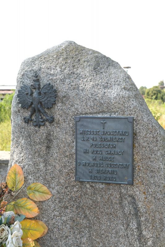 Pomnik na żołnierskiej mogile na cmentarzu w Kosowie Lackim