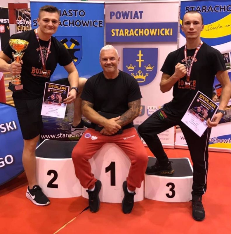Od lewej: Dominik Grzęda, trener Andrzej Garbaczewski i Hubert Śledź