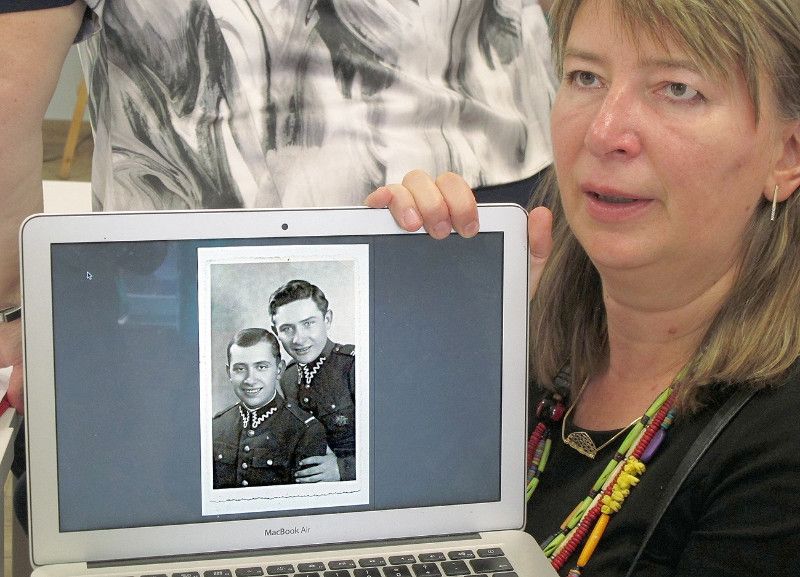 Joanna Maklakiewicz, bratanica Franciszka pokazuje fotografię swego wujka z czasów podchorążówki, którą kończył w Zambrowie. Franciszek Maklakiewicz - z lewej.