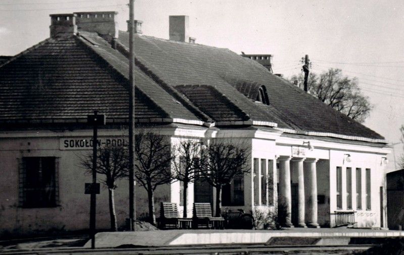 Dworzec kolejowy w Sokołowie Podlaskim w latach 70. XX wieku. Zbiory Miejskiej Biblioteki Publicznej w Sokołowie Podlaskim