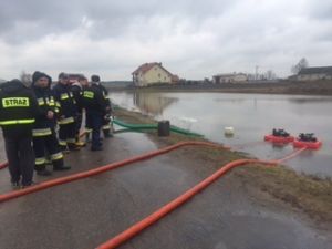 Strażacy z OSP w Czekanowie przy wypompowywaniu wody zalewającej ich wieś