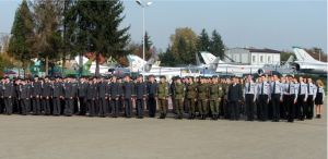 Na placu przed pomnikiem „Bohaterskim Lotnikom Dęblińskiej Szkoły Orląt” nie zabrakło młodzieży z klasy wojskowej radoryskiego LO.