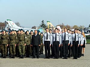 Uczniowie klasy wojskowej wraz z opiekunem Tadeuszem Mataczem w czasie uroczystości w Dęblińskiej Szkole Orląt. Fot. Arch. ZS w Radoryżu