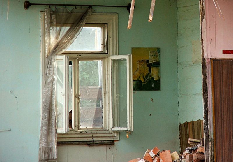 Fragment wnętrza rozbieranego domu przy ul. Cieszkowizna 15. Na ścianie widać starą makatkę, którą jako pamiątkę po swej matce rozpoznał jeden z łukowian, mieszkający niegdyś w tym budynku. Fot. PGL