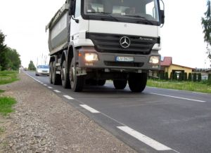 Droga w Czerśli. Marsz pieszych poboczem tuż przy krawędzi jezdni jest szczególnie niebezpieczny, gdy przejeżdżają tak duże ciężarówki. Fot. PGL