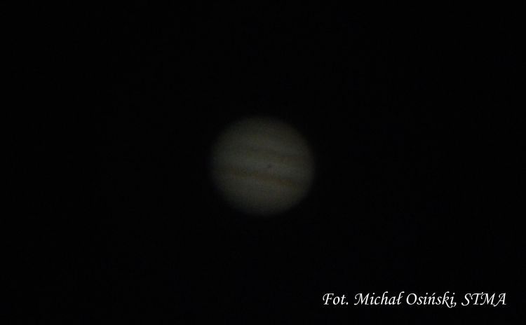 Jowisz a na jego tarczy widoczny cień jednego z jego księżyców
(Io)