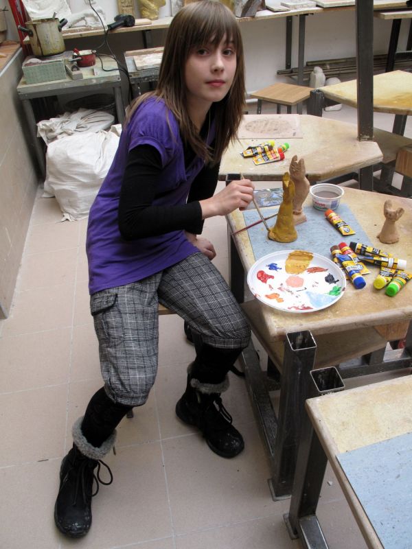 Na zakończenie zajęć w pracowni rzeźbiarskiej dzieci mogły pomalować wykonane przez siebie lub wypatrzone na półkach sali prace. Marta zdecydowała, że jeden z trzech ulepionych przez nią kotków będzie pręgowany, fot. Ana