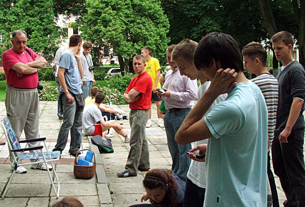 Migawki z sobotniej edycji miejskiej gry w Stoczku Łukowskim. W czerwonym t-shircie po lewej burmistrz miasta, Ireneusz Szczepanik.