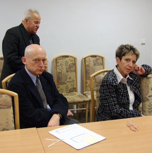 Siedzą Mieczysław Halber i Anna Halber-Nachum, za nimi stoi Stanisław Bednarzak, fot. Ana