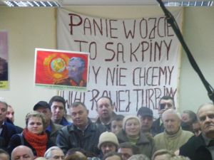 Około setka mieszkańców gminy Korytnica przybyła na ostatnią sesję, aby protestować przeciwko wiatrakom.