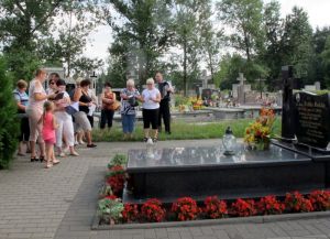 Spacer zorganizowany przez KGW „Kumpele” z Gręzówki rozpoczął się od złożenia wizyty na cmentarzu. Fot. PGL