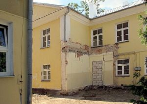 Najstarszy budynek I LO im. T. Kościuszki w Łukowie. Dobudówka łącząca ze szkolnym skrzydłem z lat 80-90 już została rozebrana. Fot. PGL