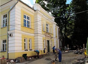 Najstarszy budynek I LO im. T. Kościuszki w Łukowie, po rozebraniu łącznika do internatu nabrał interesującego architektonicznie wyglądu. Fot. PGL