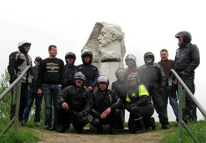 Deszczowa pogoda nie odstraszyła motocyklistów od realizacji zamierzonych planów. Złożyli wizytę w Okrzei na kopcu Henryka Sienkiewicza...