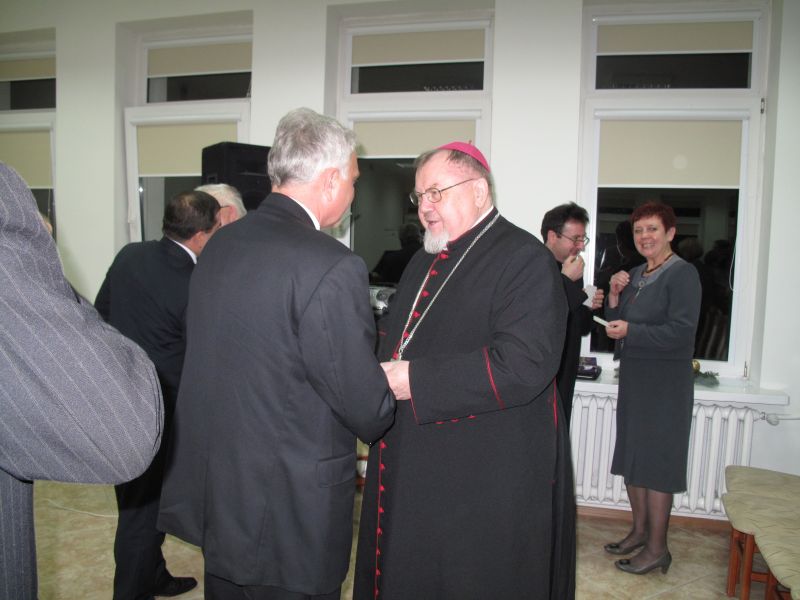 Senator Waldemar Kraska dzieli się opłatkiem z biskupem drohiczyńskim Antonim Dydyczem. (fot. J. Pycka)