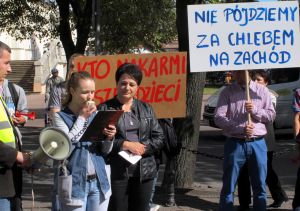 Organizatorzy pikiety odczytali treść petycji skierowanej do burmistrza Łukowa. Fot. PGL 