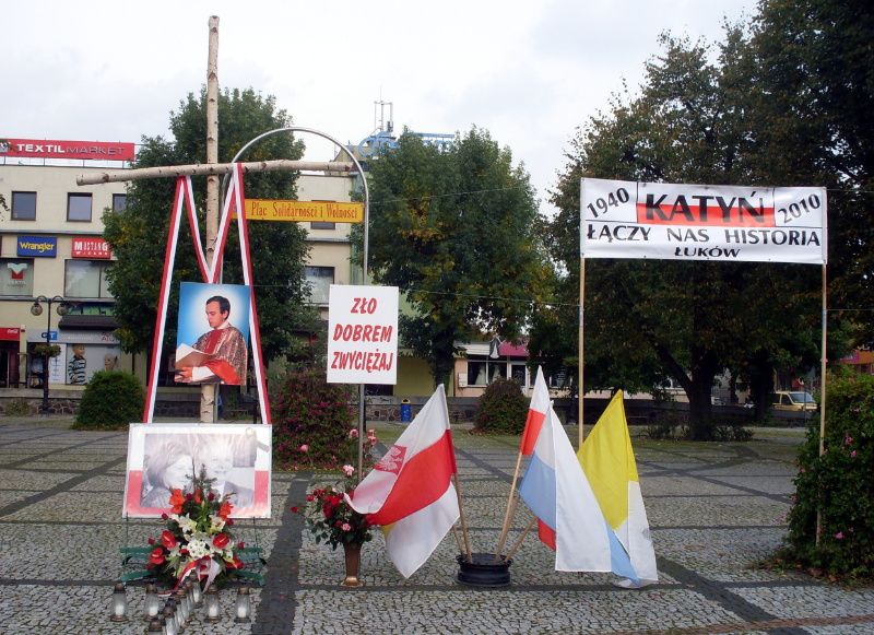 Samowolnie przygotowana ekspozycja na placu Wolności i Solidarności w Łukowie. Fot. PGL