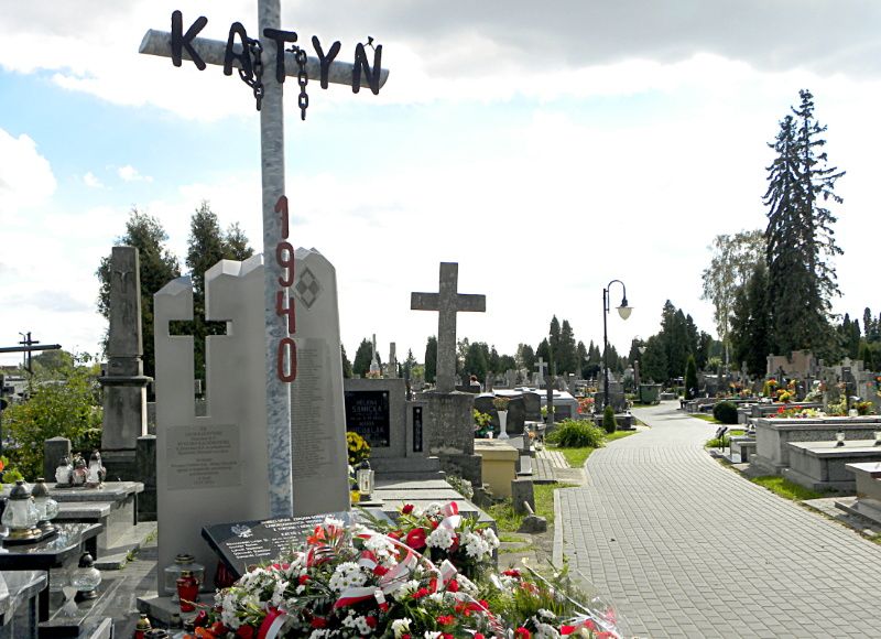 Na łukowskim Cmentarzu Św. Rocha. Pomnik Smoleński w cieniu Krzyża Katyńskiego... Fot. PGL