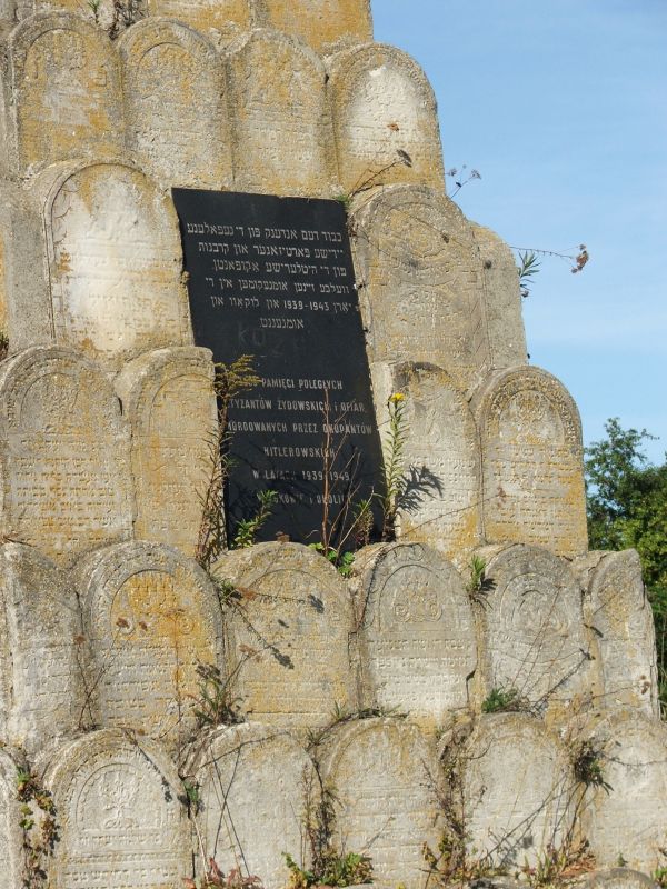 Pomnik łukowskich Żydów poległych i zamordowanych w czasie II wojny światowej. Między macewami z nagrobków zdążyły już wyrosnąć młode drzewka, których korzenie rozsadzają beton. Fot. PGL
