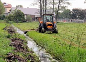 Niektórzy rolnicy sami dbają o brzegi kanały. Trawę i trzciny koszą własnym sprzętem. Dojazd na podmokłe łąki ciężkimi maszynami stanowi jednak nie lada wyzwanie. Fot.. PGL