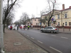Pracownicy DPS w Ryżkach strajkujący przed budynkiem Urzędu Miasta i Starostwa Powiatowego w Łukowie. Fot. PGL