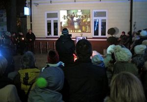 Zdjęcia ze spotkania pod hasłem „Światełko dla prezydenta Pawła Adamowicza”, na które łukowianie skrzyknęli się na Facebooku. Fot. PGL