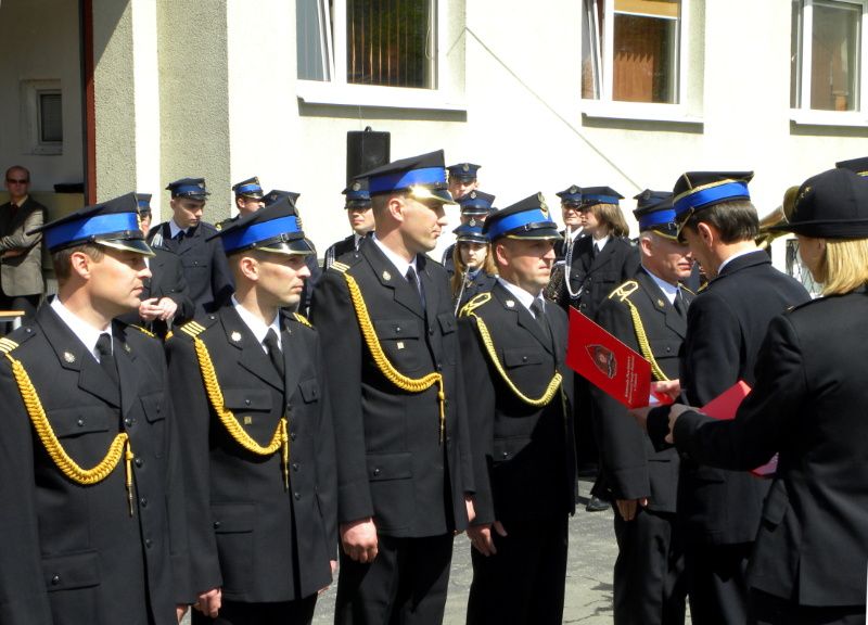 Nominacje na wyższe stopnie strażakom zawodowym wręcza z-ca komendanta wojewódzkiego PSP, mł. bryg. G. Włodarczyk.