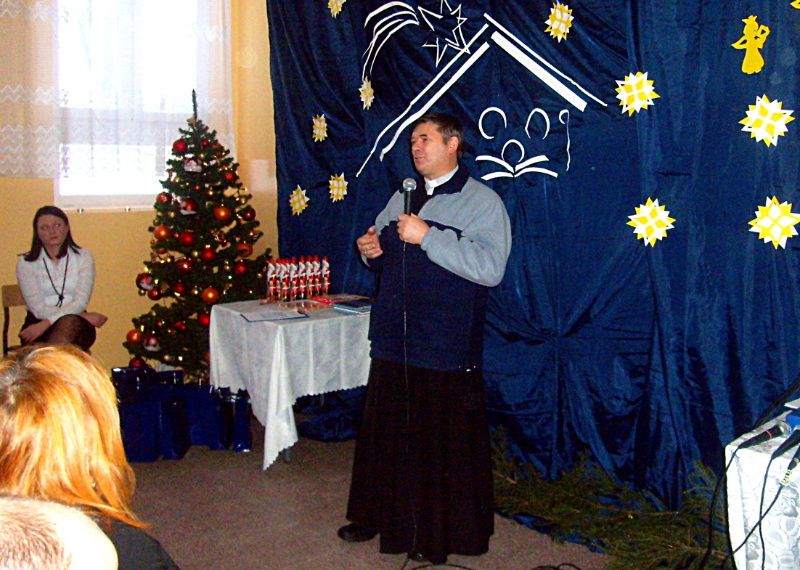 Proboszcz Parafii Rzymskokatolickiej w Gręzówce przemawia do uczestników konkursu na najciekawszą szopkę bożonarodzeniową. Fot GBP