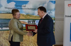 Grażyna Stelmachowska -Kowalska odbiera nagrodę z rąk Marszałka Adama Struzika za kozi ser twarogowy