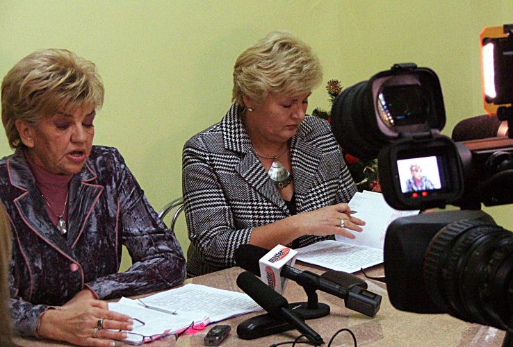 Zofia Żuk i Alicja Filip zaprosiły dziennikarzy i przedstawicieli właz powiatowych na konferencją poświęconą Warsztatom Terapii Zajęciowej w Łukowie. Fot. PGL