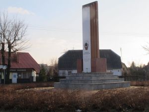 Pomnik H. Sienkiewicza w Łukowie ma skrzyżowaniu ul. Sienkiewicza z ul. Kryńskiego.
