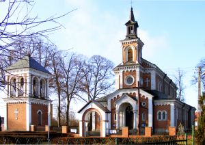 Kościół parafialny w Tuchowiczu. Legendarna wieść gminna niesie, iż cegły na budowę świątyni pochodziły z rozebranych ruin starego zamczyska znajdującego się w okolicach Tuchowicza.