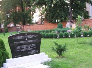Na placu kościelnym ulokowano pomnik Holokaustu...